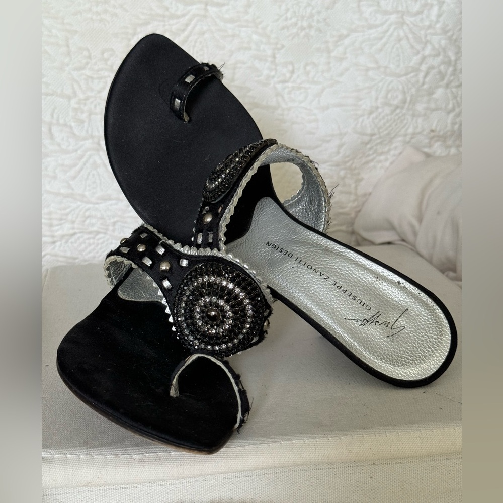 Giuseppe Zanotti - Black and bejeweled with toe loop and kitten heel sandals. - Picture 2 of 16